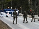 Auch der Umgang mit Demonstranten wird trainiert. (Bild öffnet sich in einem neuen Fenster)