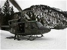 Österreichische AB212-Transporthubschrauber am neuen Feldflughafen. (Bild öffnet sich in einem neuen Fenster)