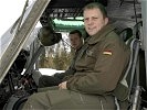 Eine binationale Hubschraubercrew bereitet sich auf den Flug vor. (Bild öffnet sich in einem neuen Fenster)