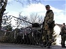 Ein Kontrollposten beim Hauptgefechtsstand der binationalen Brigade. (Bild öffnet sich in einem neuen Fenster)