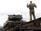 Schwere Kampfpanzer "Leopard 2" werden entladen. (Bild öffnet sich in einem neuen Fenster)