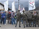 Aufgebrachte Anhänger der Volksgruppe von Granitland demonstrieren... (Bild öffnet sich in einem neuen Fenster)