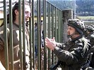 ...verhandelt der Kommandant mit dem Redelsführer der Demonstranten. (Bild öffnet sich in einem neuen Fenster)