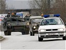 Die Peace Force setzt ihren Marsch unter Lotsung der Militärstreife fort. (Bild öffnet sich in einem neuen Fenster)