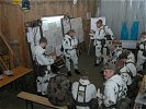 Das erste Briefing der Friedenstruppe. (Bild öffnet sich in einem neuen Fenster)