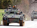...gefolgt von Panzergrenadieren mit den neuen Schützenpanzern "Ulan". (Bild öffnet sich in einem neuen Fenster)