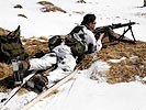 Daraufhin wird mit dem Maschinengewehr eine Sicherung aufgebaut... (Bild öffnet sich in einem neuen Fenster)