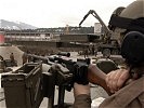 Eine Brücke wird unter Sicherung der Task Force 14 errichtet. (Bild öffnet sich in einem neuen Fenster)