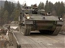 ...und die Schützenpanzer "Ulan" setzen zum anderen Ufer über. (Bild öffnet sich in einem neuen Fenster)