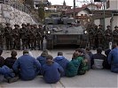 Plötzlich wird die vorrückende Friedenstruppe von Demonstranten gestoppt. (Bild öffnet sich in einem neuen Fenster)
