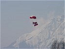 Fallschirmspringer eröffneten den Festakt. (Bild öffnet sich in einem neuen Fenster)