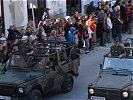 Die Übungsleiter aus Deutschland und Österreich führten die Parade an. (Bild öffnet sich in einem neuen Fenster)