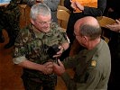 Brigadier G. Schröckenfuchs und Divisionär P. Stutz verabschieden sich. (Bild öffnet sich in einem neuen Fenster)