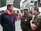 Militärkommandant Schröckenfuchs im Gespräch. (Bild öffnet sich in einem neuen Fenster)