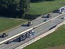 ...wird von vielen Klein-Lkw und anderen Gefährten begleitet. (Bild öffnet sich in einem neuen Fenster)