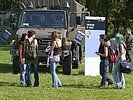 ...die geländegängigen Unimog-Transporter... (Bild öffnet sich in einem neuen Fenster)