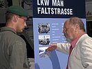 Die Soldaten standen den Besuchern Rede und Antwort. (Bild öffnet sich in einem neuen Fenster)