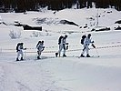 Ein Team auf dem Weg zur ersten Station ... (Bild öffnet sich in einem neuen Fenster)