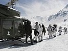 Der zweite Tag beginnt mit einem Lufttransport der Soldaten. (Bild öffnet sich in einem neuen Fenster)