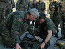 Deutsche Soldaten testen die Universaltrage 2000 für etwaige Notfälle. (Bild öffnet sich in einem neuen Fenster)
