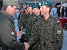 Brigadier Konzett überreicht der polnischen Mannschaft eine Erinnerung. (Bild öffnet sich in einem neuen Fenster)