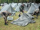 Die Soldaten sind Im Biwaklager angekommen, der erste Tag ist geschafft. (Bild öffnet sich in einem neuen Fenster)