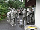 Die Soldaten vor der Hauptdichteprüfung für ihre ABC-Schutzmasken. (Bild öffnet sich in einem neuen Fenster)