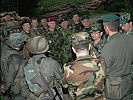 Die Militärattaches im persönlichen Gespräch mit den Militärakademikern. (Bild öffnet sich in einem neuen Fenster)