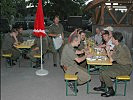 Entspannte und gemütliche Kameradschaftspflege beim Grillabend. (Bild öffnet sich in einem neuen Fenster)