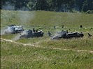 ...bekämpfen Panzergrenadiere feindliche Kräfte im scharfen Schuss. (Bild öffnet sich in einem neuen Fenster)
