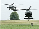 Die anlandenden Hubschrauber werden eingewiesen...