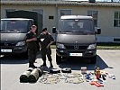 Kadersoldaten übernehmen Fahrzeuge und Gerät. (Bild öffnet sich in einem neuen Fenster)