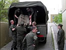 Auch Gefechtsstandausrüstung wird verladen. (Bild öffnet sich in einem neuen Fenster)