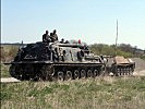 Ein M-88 mit einem Panzer im Schlepptau. (Bild öffnet sich in einem neuen Fenster)