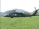 Zur Sicherung des Aufmarsches wurde neben einem "Black Hawk"... (Bild öffnet sich in einem neuen Fenster)