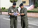 Brigadekommandant Robert Prader, l., und der Military Assistant. (Bild öffnet sich in einem neuen Fenster)