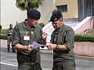 Brigadekommandant Robert Prader, l., mit dem Military Assistent. (Bild öffnet sich in einem neuen Fenster)