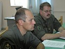 Oberstleutnant Hrbek, l., mit dem militärischen Rechtberater Ott. (Bild öffnet sich in einem neuen Fenster)