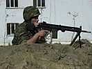 Dieser Soldat sichert und ist von einem Erdwall geschützt. (Bild öffnet sich in einem neuen Fenster)