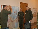 Major Halbartschlager li. meldet ... (Bild öffnet sich in einem neuen Fenster)