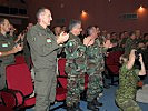 Brigadier Prader li. applaudiert bei der After Action Review den Besten. (Bild öffnet sich in einem neuen Fenster)
