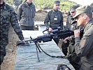 Das interesse an fremden Waffen ist groß. (Bild öffnet sich in einem neuen Fenster)