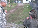 Leutnant Ortega stellt den Zugskommandanten dar und funkt. (Bild öffnet sich in einem neuen Fenster)