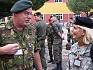 Kees e Moel, l., hilft als Übungsleiter der Vorjahre auch diesmal. (Bild öffnet sich in einem neuen Fenster)