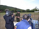 Währenddessen erklärt unser Majorarzt Dr. Kaltenbacher unsere Waffen. (Bild öffnet sich in einem neuen Fenster)