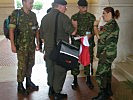 Vizeleutnant Kellermeyer klärt: Für Österreich gabs die falsche Fahne. (Bild öffnet sich in einem neuen Fenster)