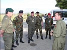 Der Airbase-Kommandant, r., begrüßt Österreicher und Schweizer persönlich. (Bild öffnet sich in einem neuen Fenster)