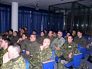 Soldaten der B-Coy lauschten der Theorie. (Bild öffnet sich in einem neuen Fenster)