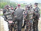 Major Lampl erklärt österreichische Infanteriewaffen. (Bild öffnet sich in einem neuen Fenster)