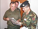 Vizeleutnant Wegscheider, l., und Oberleutnant Basholli.